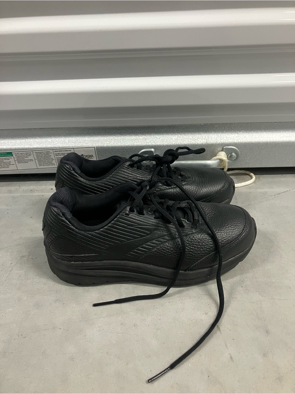 B28 Brooks Addiction Walker 2  Women's Size 7.5 Black Leather Walking  Shoes